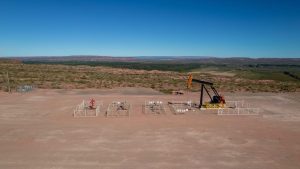 maquinaria pesada cerca de un pozo de extracción de petróleo