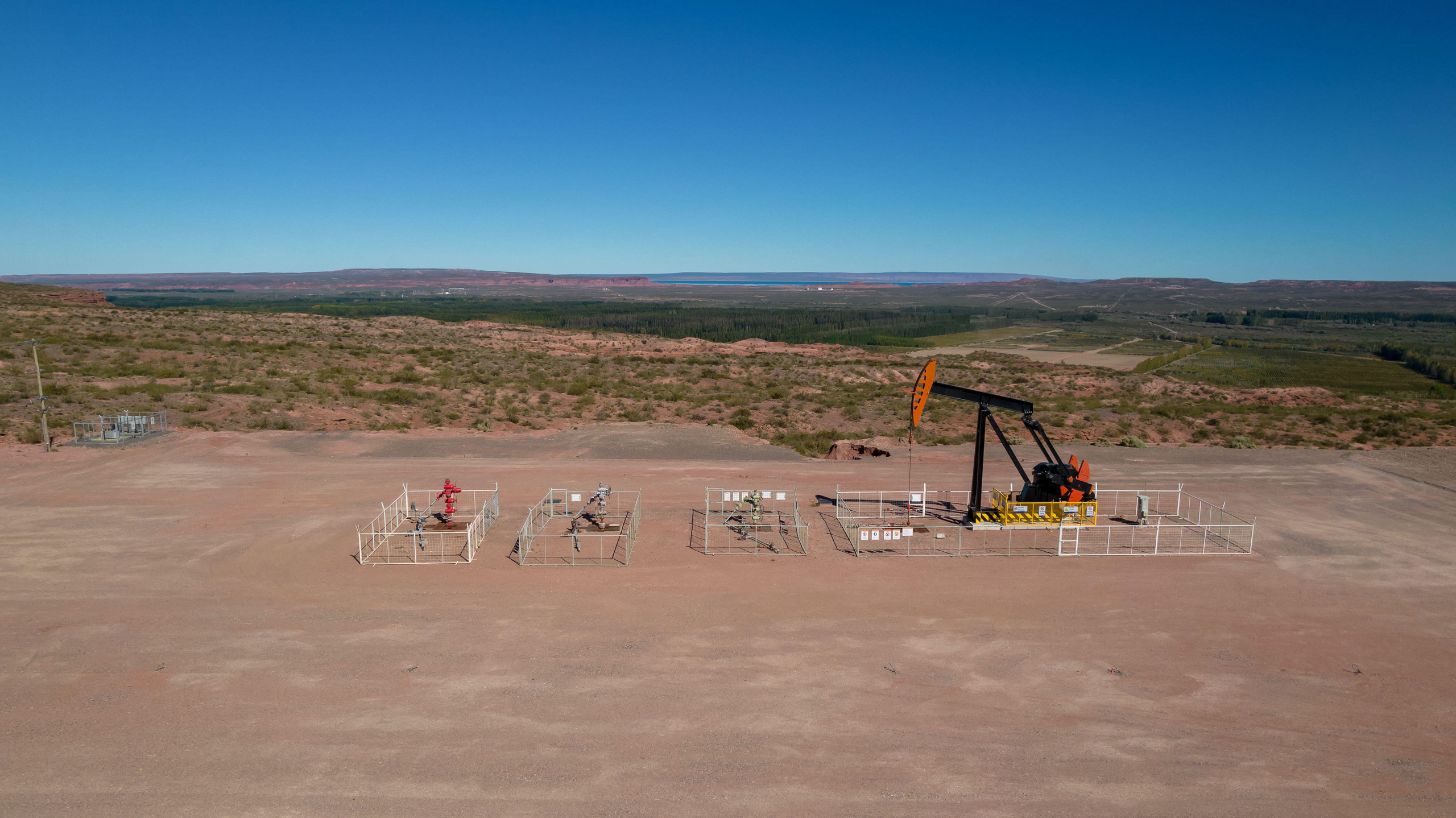 <p>An extraction well in Vaca Muerta, Neuquén province, Argentina. The development of this large unconventional oil and gas field was portrayed as national economic salvation but only a minority are reaping the benefits, according to the economist Marco Kofman (Image: WireStock / Alamy)</p>
