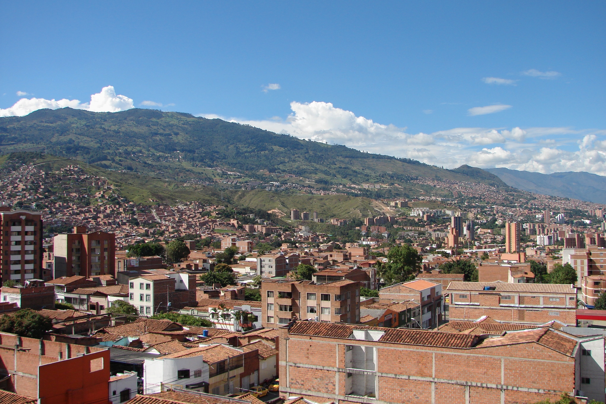 Techos de edificios y un cerro detrás