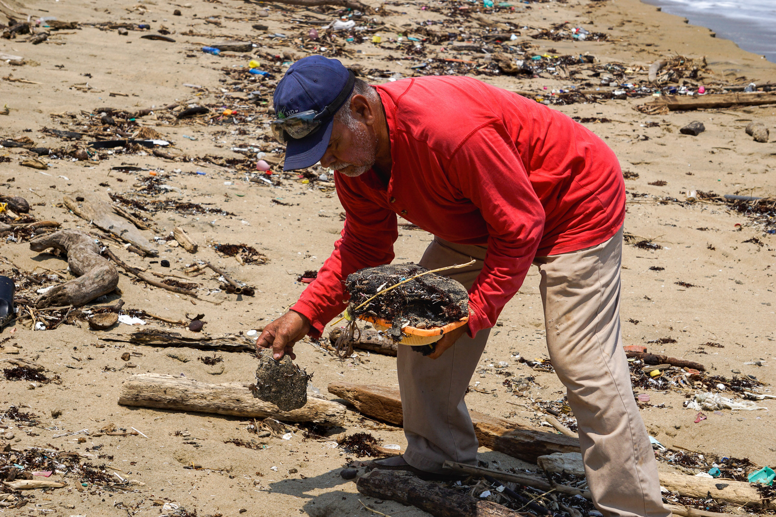 <p>Locals clean Agua Dulce beach in the municipality of Lerdo de Tejada, Veracruz state, Mexico. The state oil company Pemex reported 798 pipeline spills and leaks to its financial regulators during 2014-2025 (Image: Rodrigo Soberanes)</p>