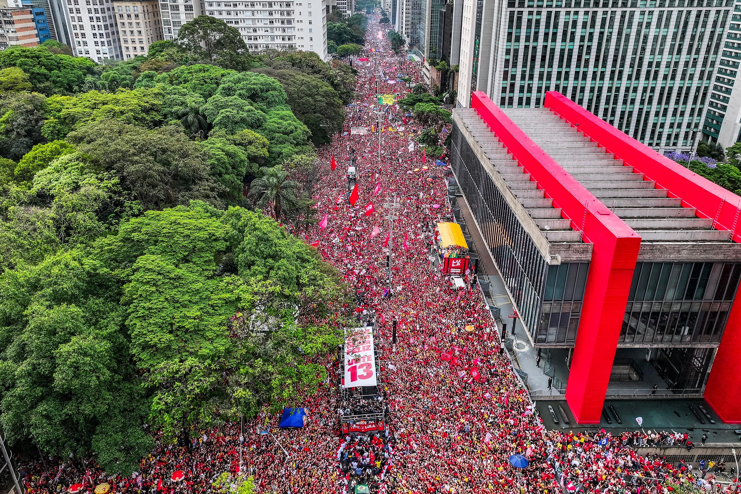 vista aérea de una gran multitud vestida de rojo