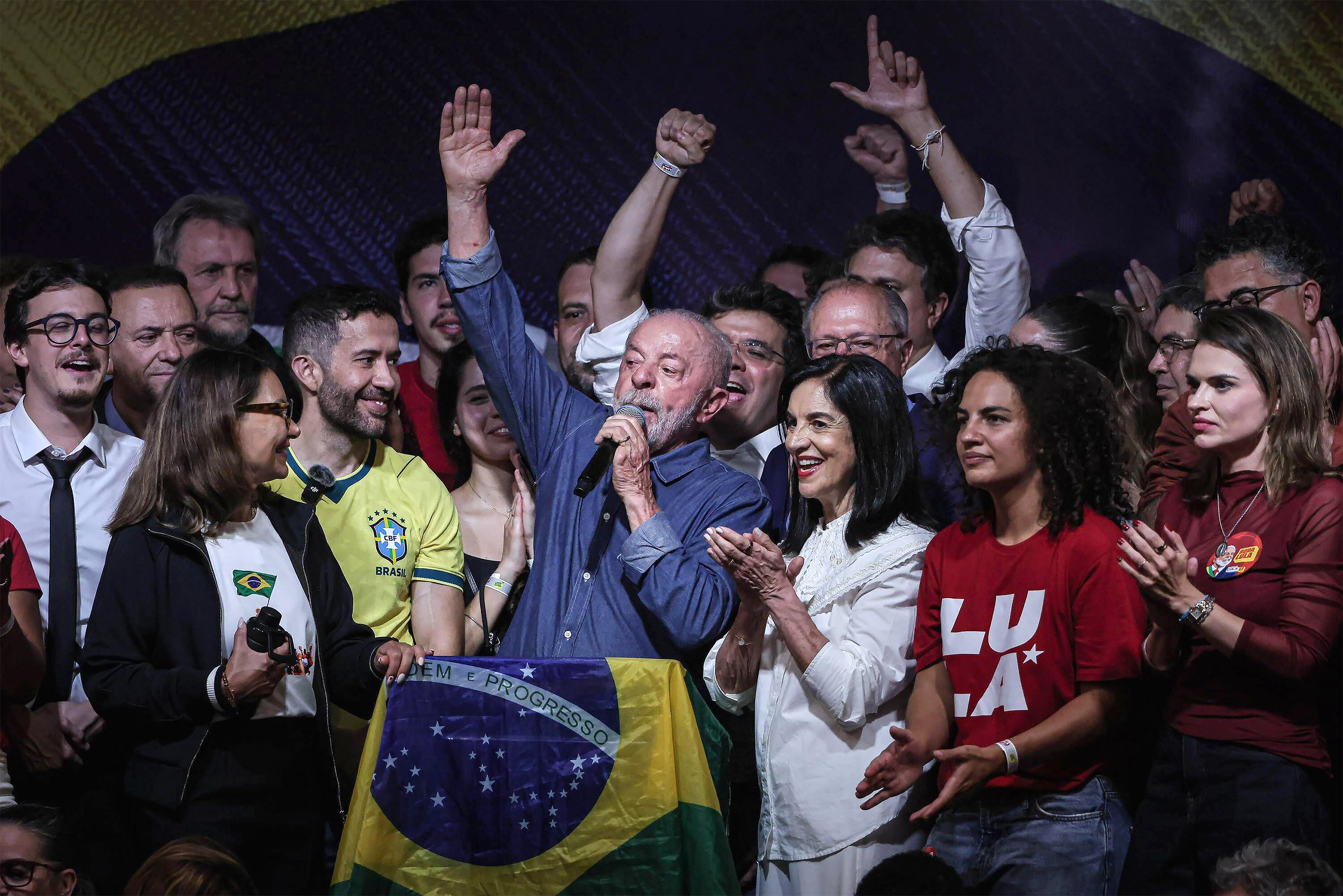 <p>El presidente brasileño electo, Luiz Inácio Lula da Silva, pronuncia un discurso tras el anuncio de los resultados en São Paulo el 25 de octubre. Durante su próximo mandato, se enfrentará a una mayoría conservadora y favorable al sector agroindustrial en el Congreso (Imagen: Andre Pera / Imago / Alamy)</p>