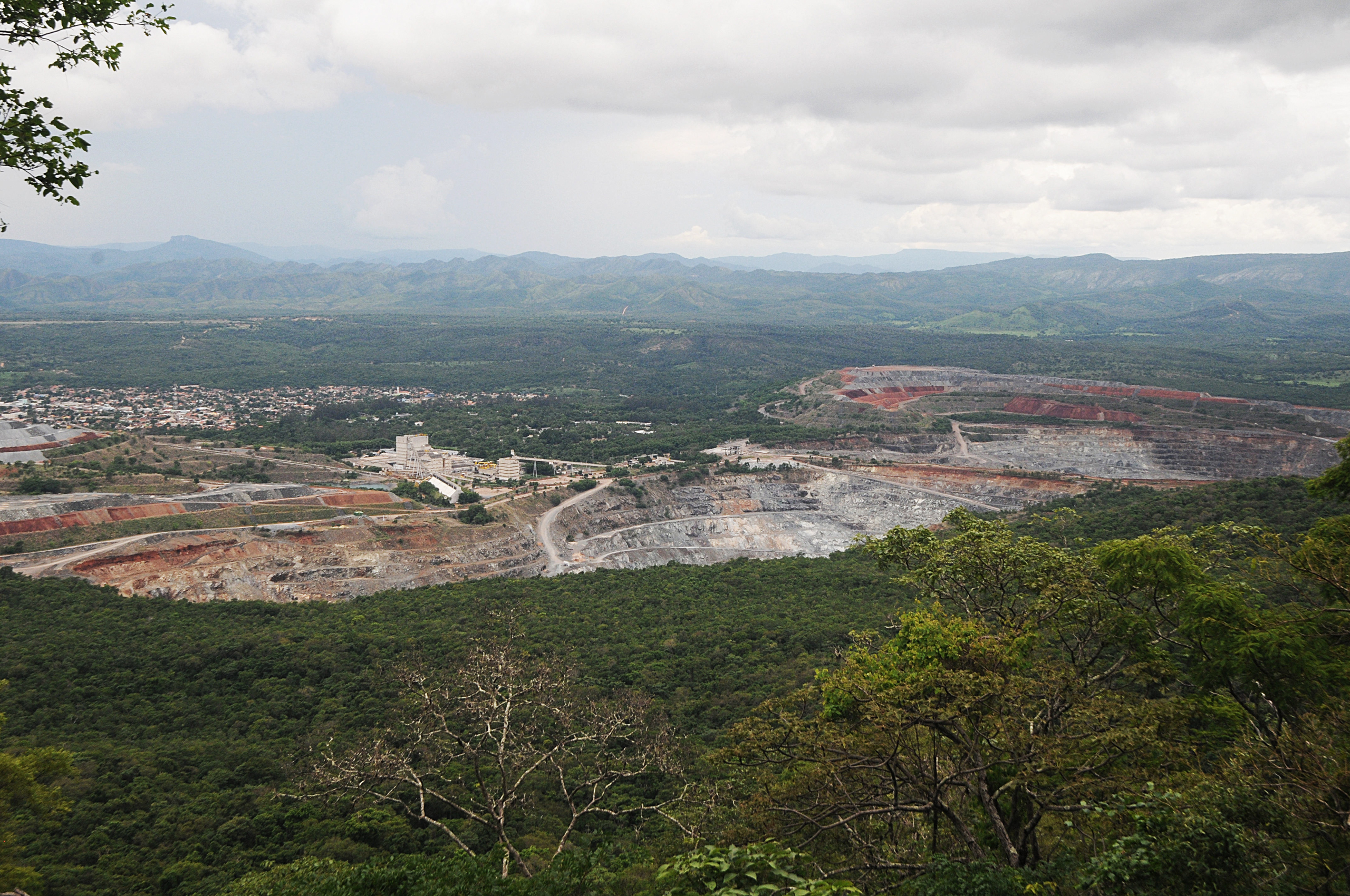 <p>An asbestos mine near Minaçu in Goiás state, central-west Brazil. Over the past couple of years, the town’s economy has been shifting to the extraction of rare earth minerals, led by the company Serra Verde (Image: Christian Tragni / Süddeutsche Zeitung Photo / Alamy)</p>