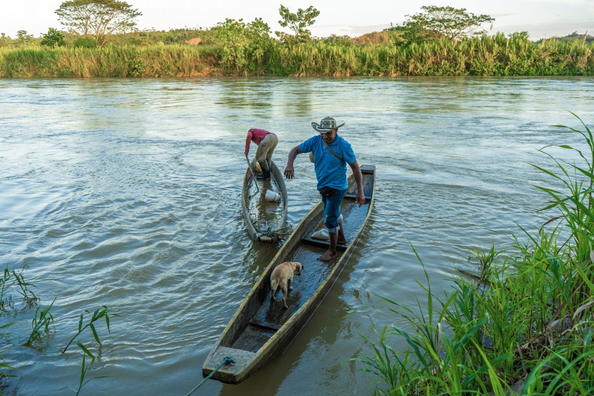 Pescadores na região do Bajo Cauca, Colômbia