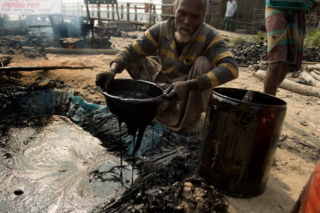The dreadful health hazards of cleaning the oil [image by Arati Kumar-Rao/ Peepli.Org]