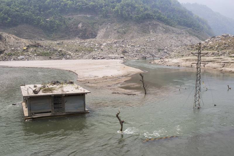 A house and an electric pole under the water due to the dam created by the Jure landslide in Bhotekoshi River in 2014 at Sindhupalchowk, Nepal (Photo by Nabin Baral)