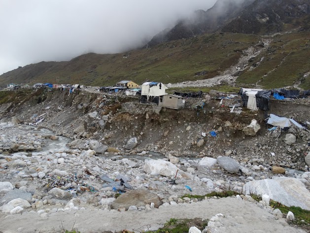 पहाड़ी समुदाय बाढ़ और भू-स्‍खलन के कारण अलग हो जाते हैं।  [image by Dev Dutt Sharma / Mountain Partnership]