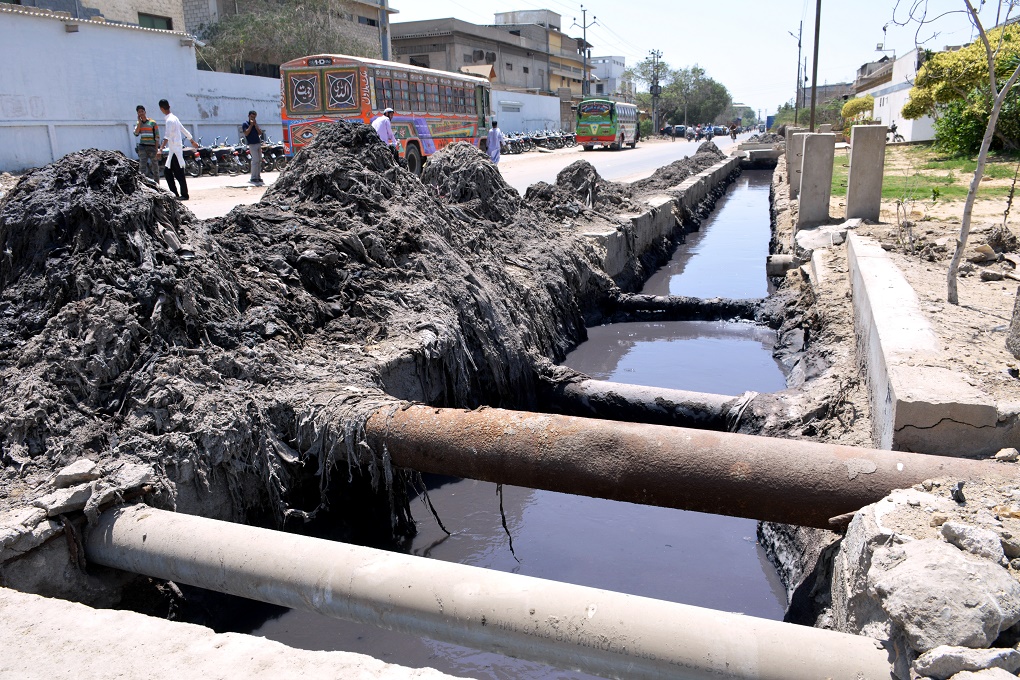 The state of water infrastructure in Karachi leaves much to be desired [image by Amar Guriro]