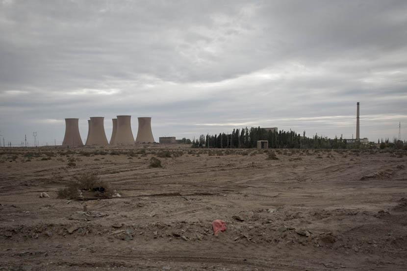 Cooling towers in the Gobi desert near 404 City [image by Xu Haifeng]
