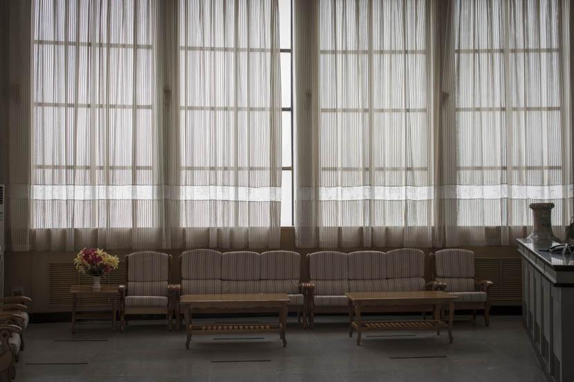 Inside a China National Nuclear Corporation-affiliated hotel in 404 City [image by Xu Haifeng/Sixth Tone]