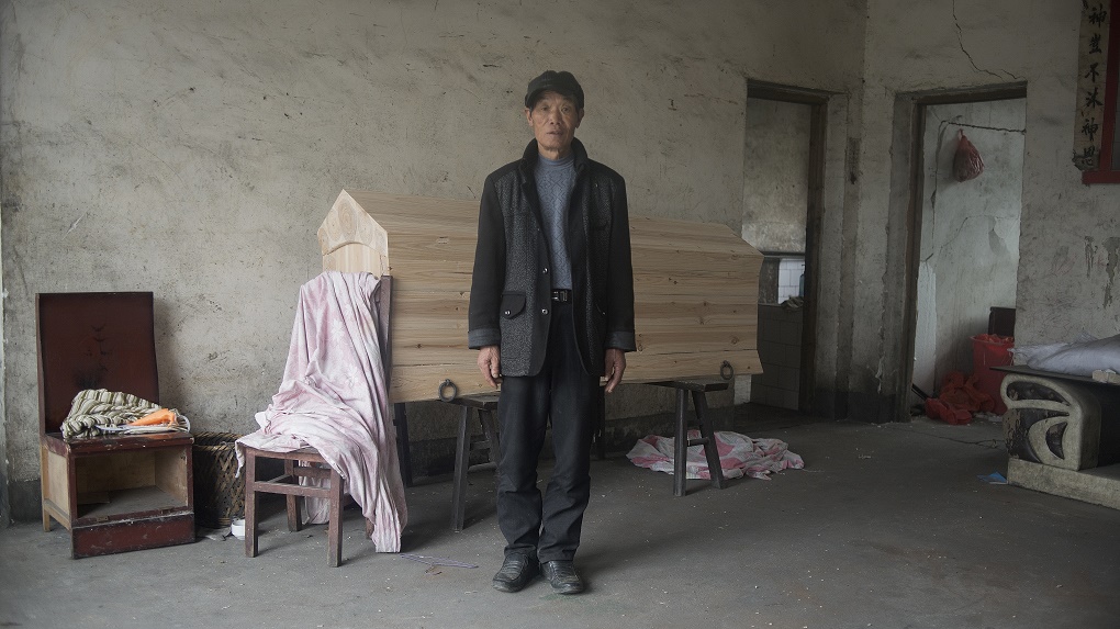 Chen Yuanrong’s home has been deemed unsafe. If he opts to relocate he’ll get some government assistance, but will have to come up with a large sum himself – money he doesn’t have. And so he’s been putting it off. The family is destitute – their most valuable possession is this coffin. Compensation in such cases in central China is often 300 yuan per square metre, and sometimes even less than 100 yuan per square metre. Building a new home costs 600 yuan per square metre.