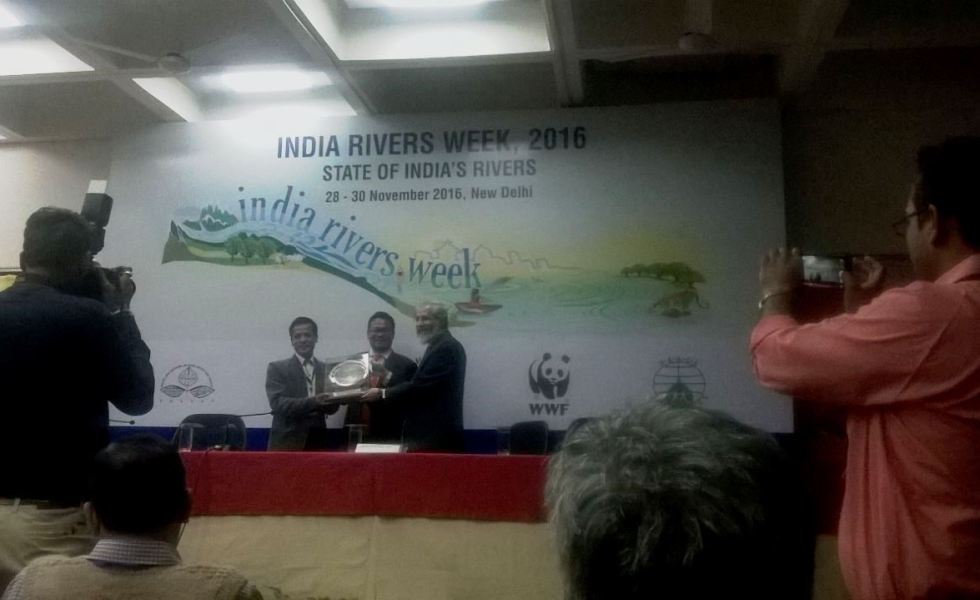 Dominic Huimi Kashung receiving the “Bhagirath Prayaas Samman” at the India Rivers Week [image by SANDPR] 