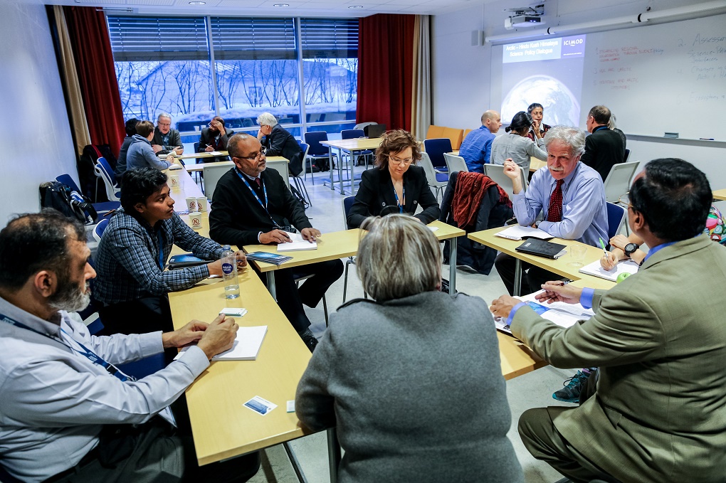 Gøril Johansen, the Norwegian Ministry of Foreign Affairs envoy to Arctic Frontiers (centre, with David Molden to her right) as table host on a session on enhancing regional collaboration through science: lessons from the Arctic and the HKH [image: Alberto Grohovaz / Arctic Frontiers 2017]